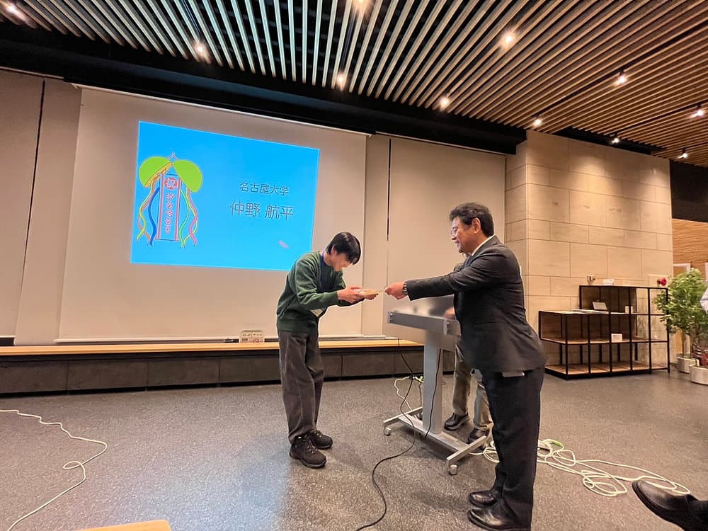 仲野くん(B4)がバイオSPM研究会2025で優秀若手発表賞を受賞しました。おめでとうございます！